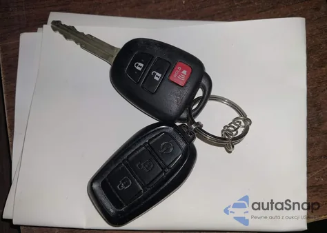 2017 Toyota Rav4 Xle z USA, uszkodzony, nr VIN JTMRFREVXHJ121610